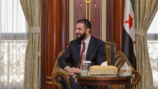 الرئيس الشرع يلتقي وزير الخارجية السعودي في الرياض