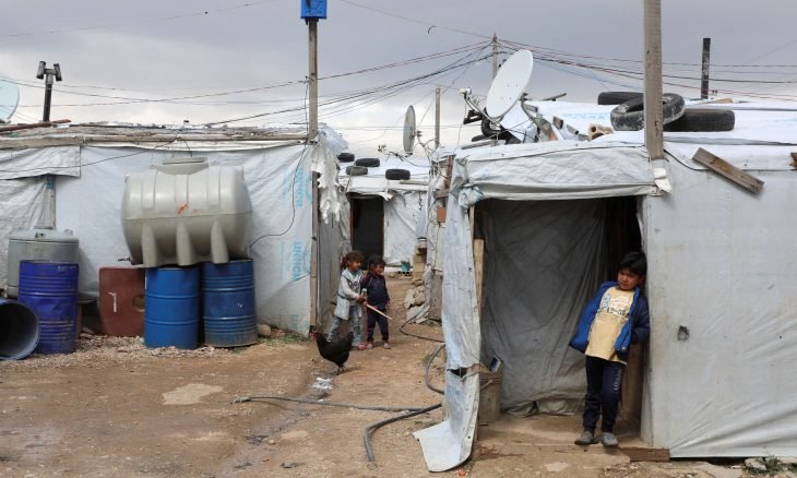 وفاة أربعة لاجئين سوريين جراء البرد في منطقة جبلية شرق لبنان